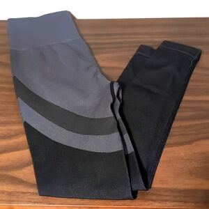 Gray & Black patterned scrunch butt leggings